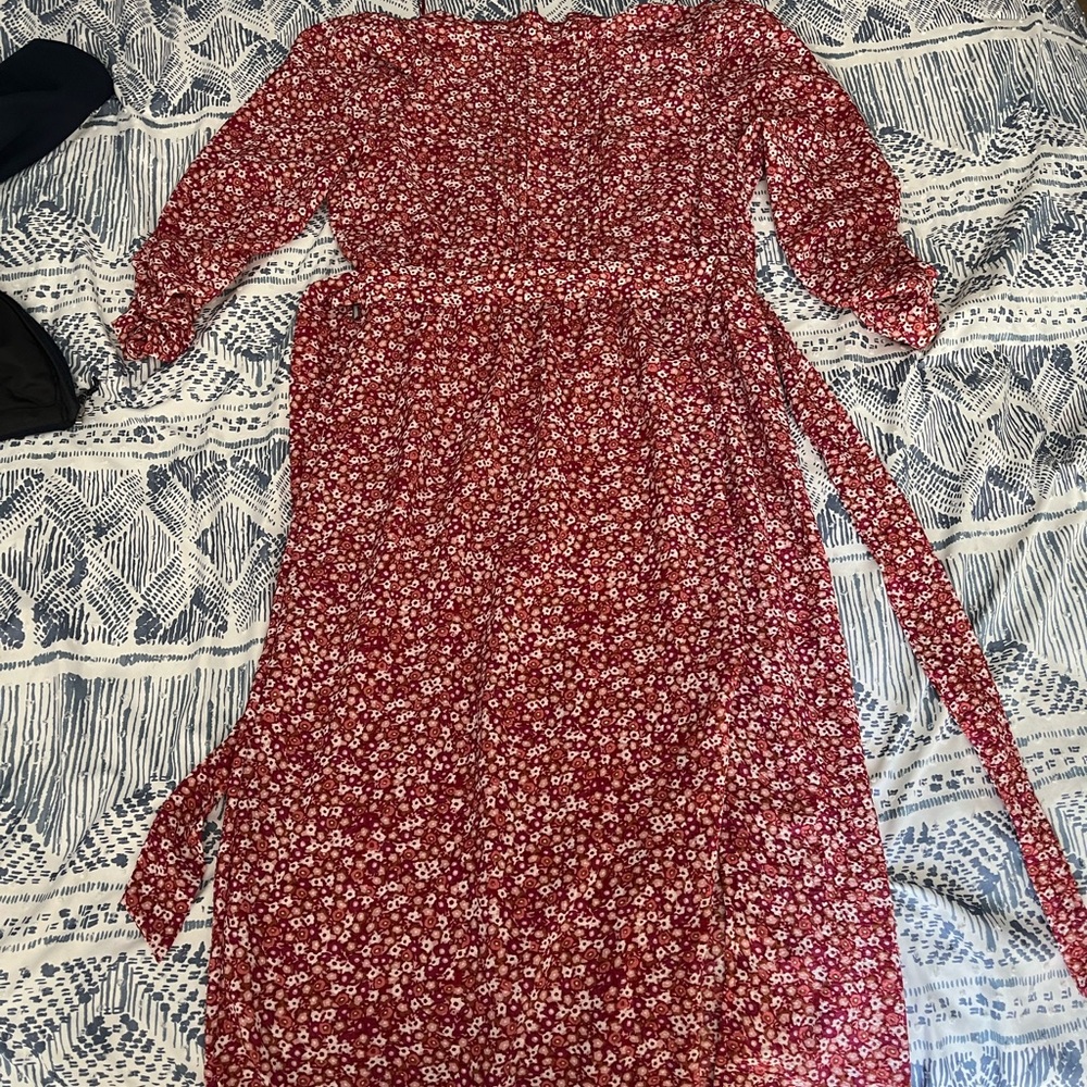 Francesca’s floral midi dress- flattering open back w buttons on back lining